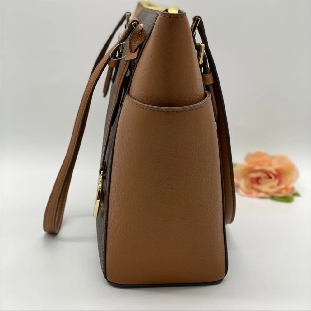 MICHAEL KORS CHARLOTTE LG TZ TOTE BROWN SIGNATURE